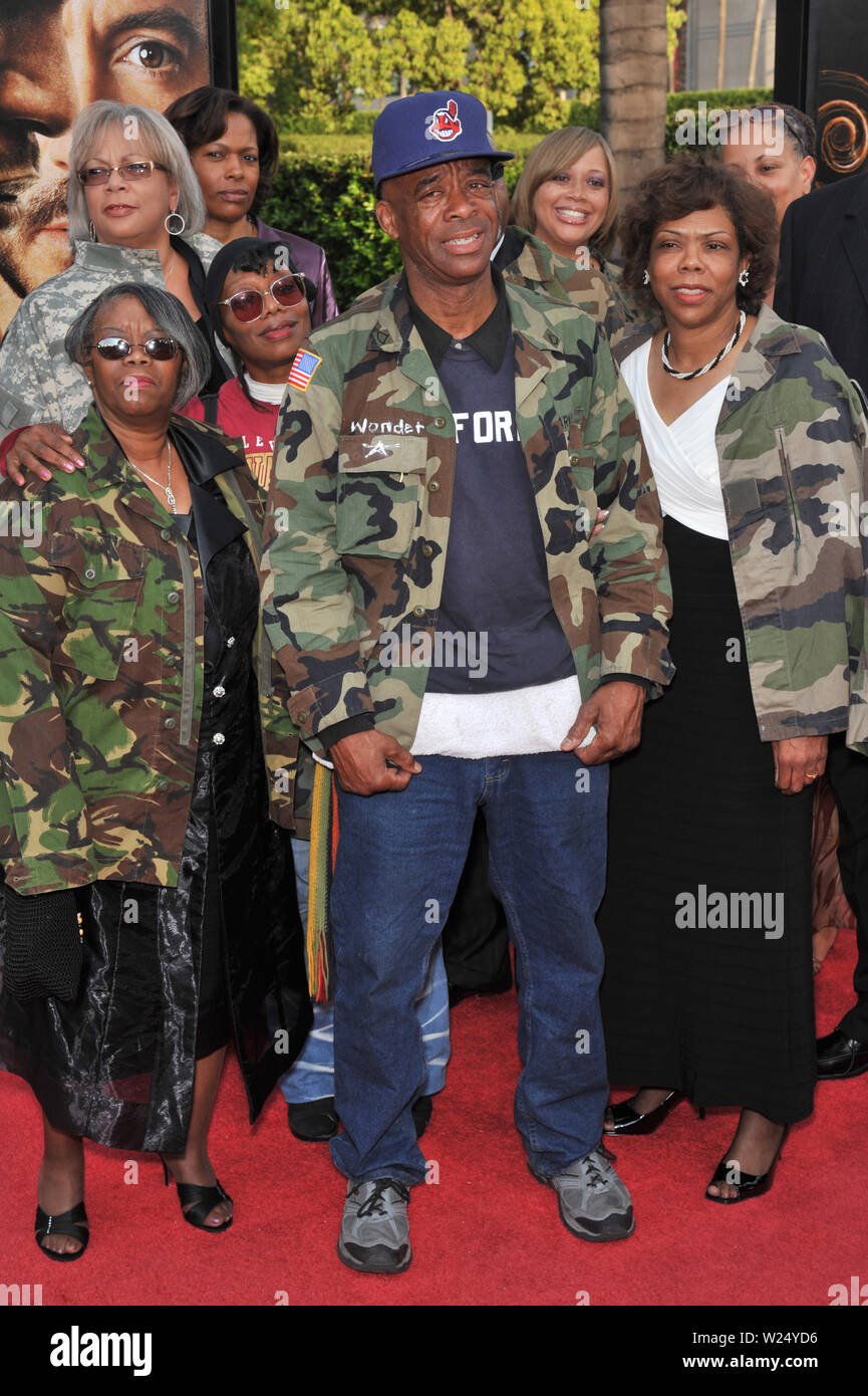 LOS ANGELES, CA. Aprile 20, 2009: Nathaniel Anthony Ayers & famiglia presso il Los Angeles premiere del solista al Paramount Theatre, Hollywood. Il film è basato sulla storia di come giornalista Steve Lopez ha incontrato i senzatetto Ayers, un ex musica classica prodigy, suonando il suo violino per le strade di Los Angeles. © 2009 Paul Smith / Featureflash Foto Stock