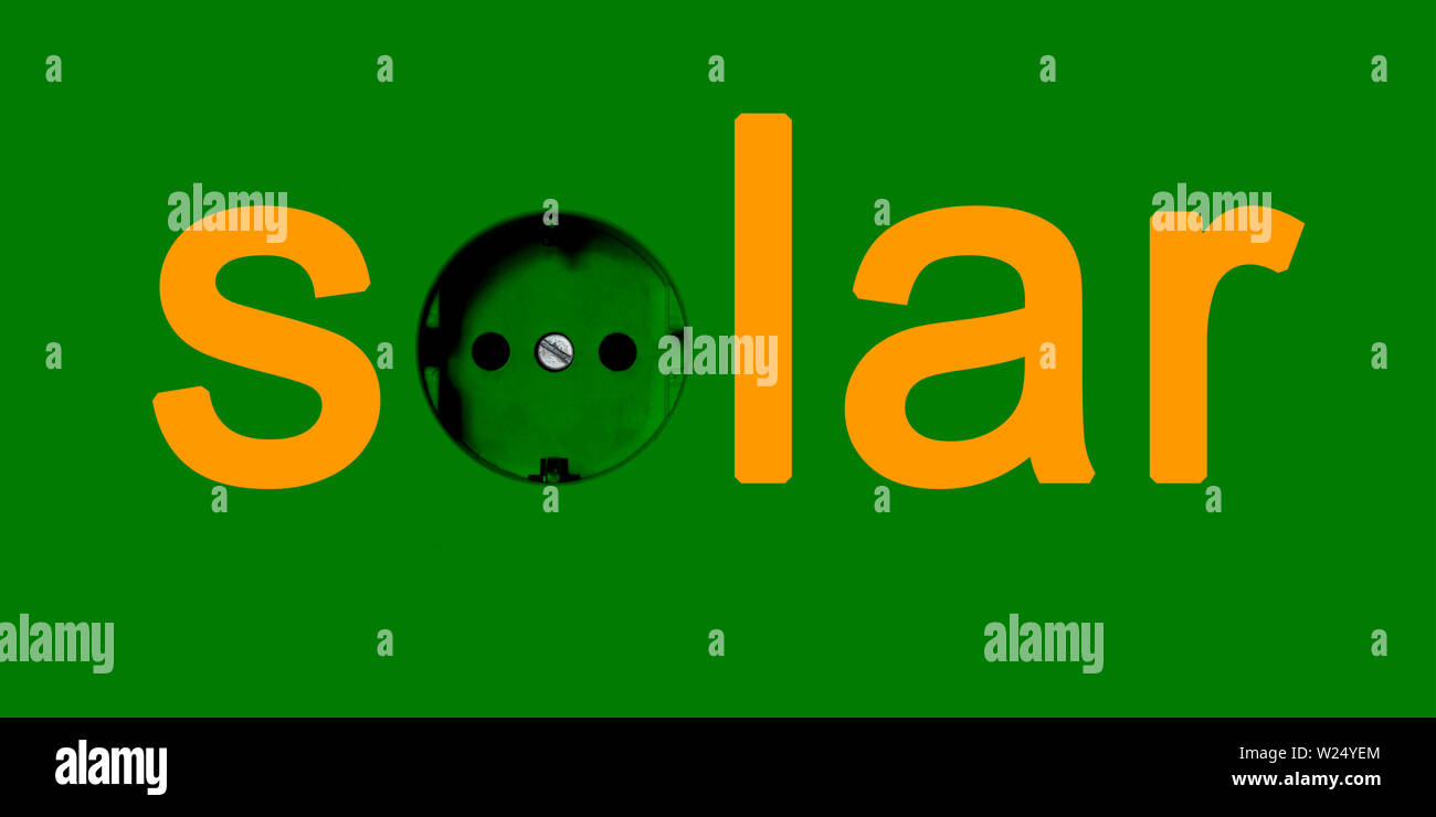 Energia verde energia solare elettricità il concetto: la parola a energia solare con un Green Power Socket come lettera O Foto Stock