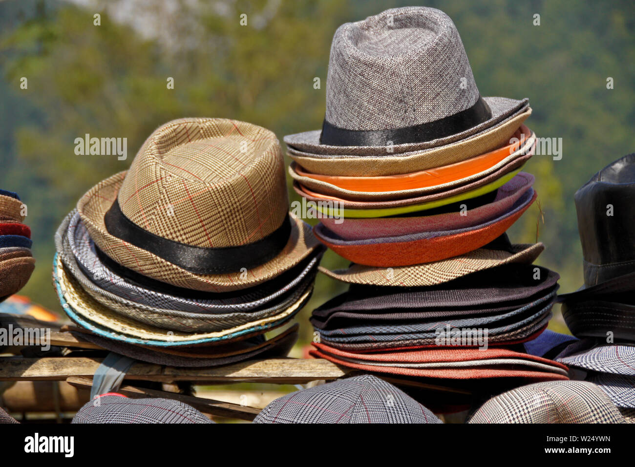Cappelli Trilby sul display per la vendita in Nepal Foto Stock