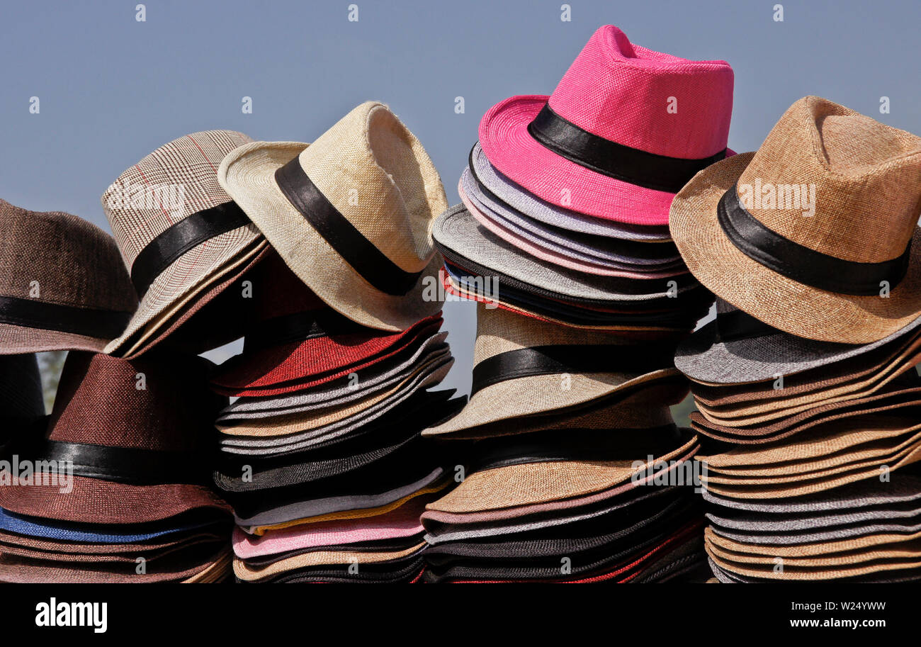Cappelli Trilby sul display per la vendita in Nepal Foto Stock