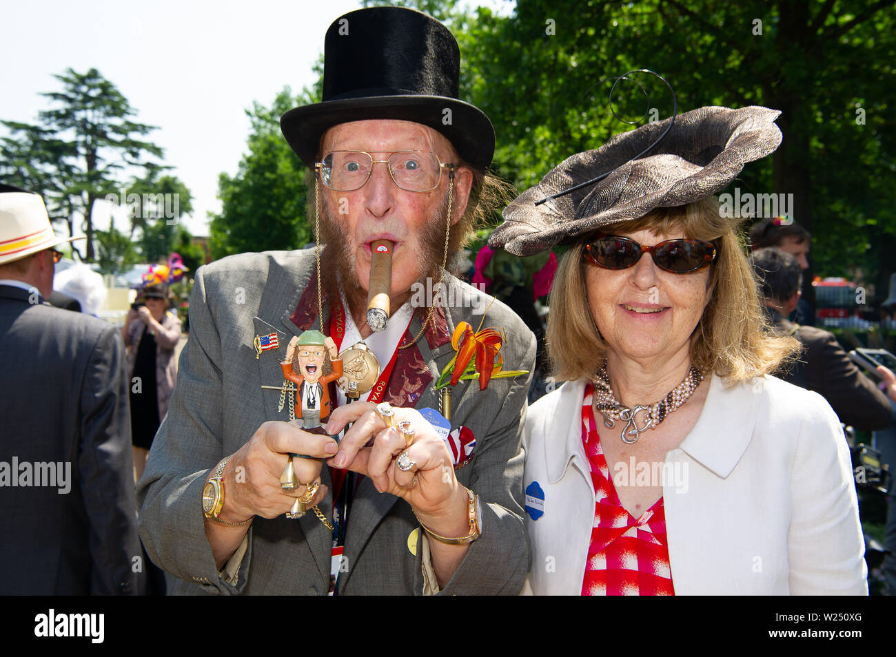 Royal Ascot, Ascot Racecourse, Berkshire, Regno Unito. Xx Giugno, 2017. Racing pundit e giornalista John McCririck e sua moglie Jenny ("Il Booby") frequentano Royal Ascot. Credito: Maureen McLean/Alamy Foto Stock