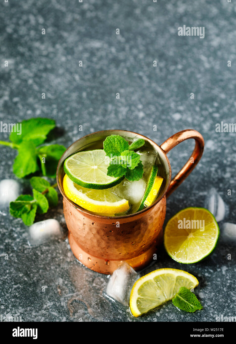 Tazza di rame di limonata con la menta, spazio di copia Foto Stock