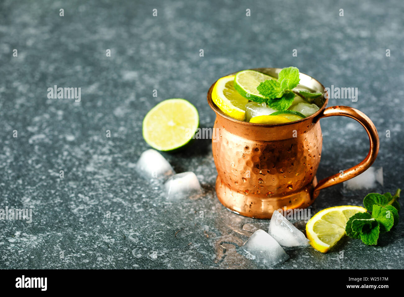 Tazza di rame di limonata con la menta su sfondo di pietra Foto Stock
