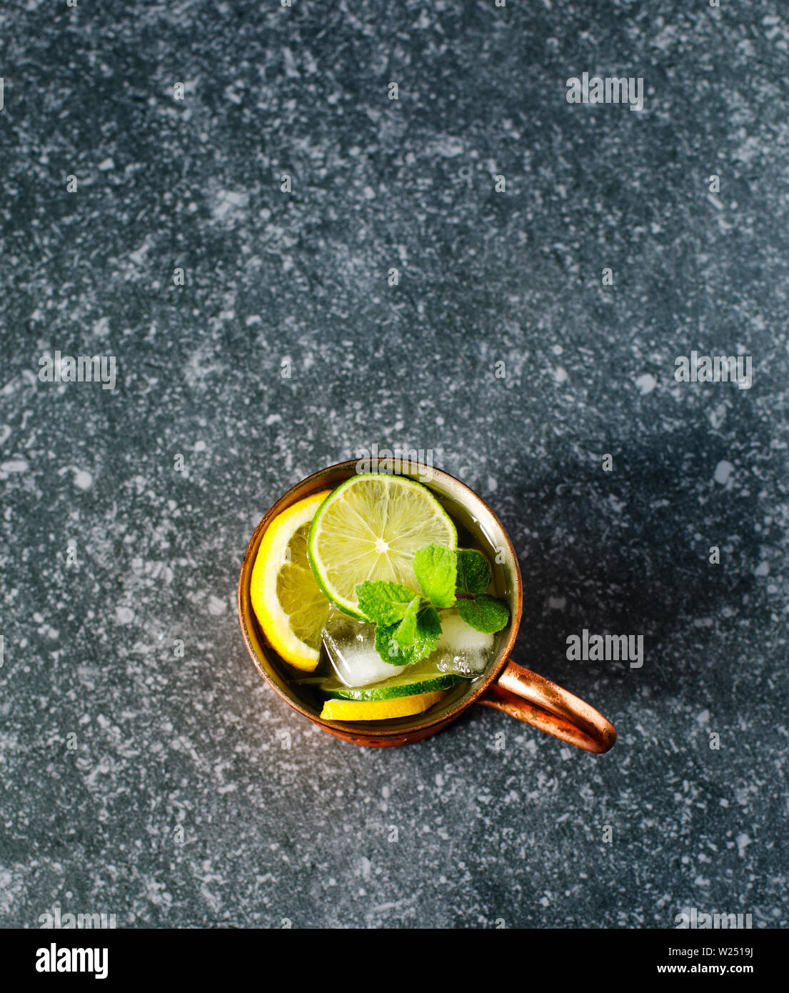Tazza di rame di limonata con la menta su sfondo scuro, spazio di copia Foto Stock