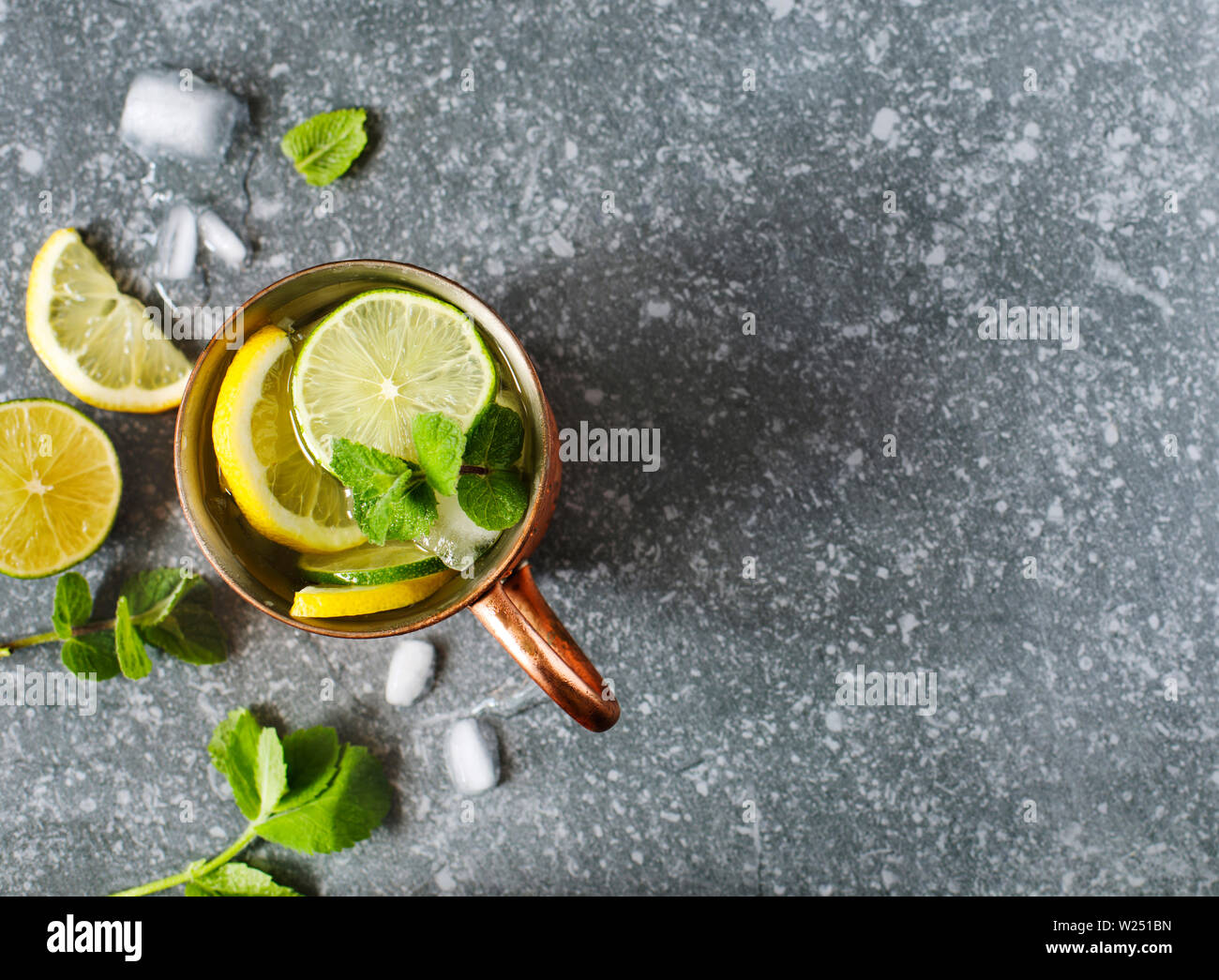 Tazza di rame di limonata con la menta, vista dall'alto, spazio di copia Foto Stock