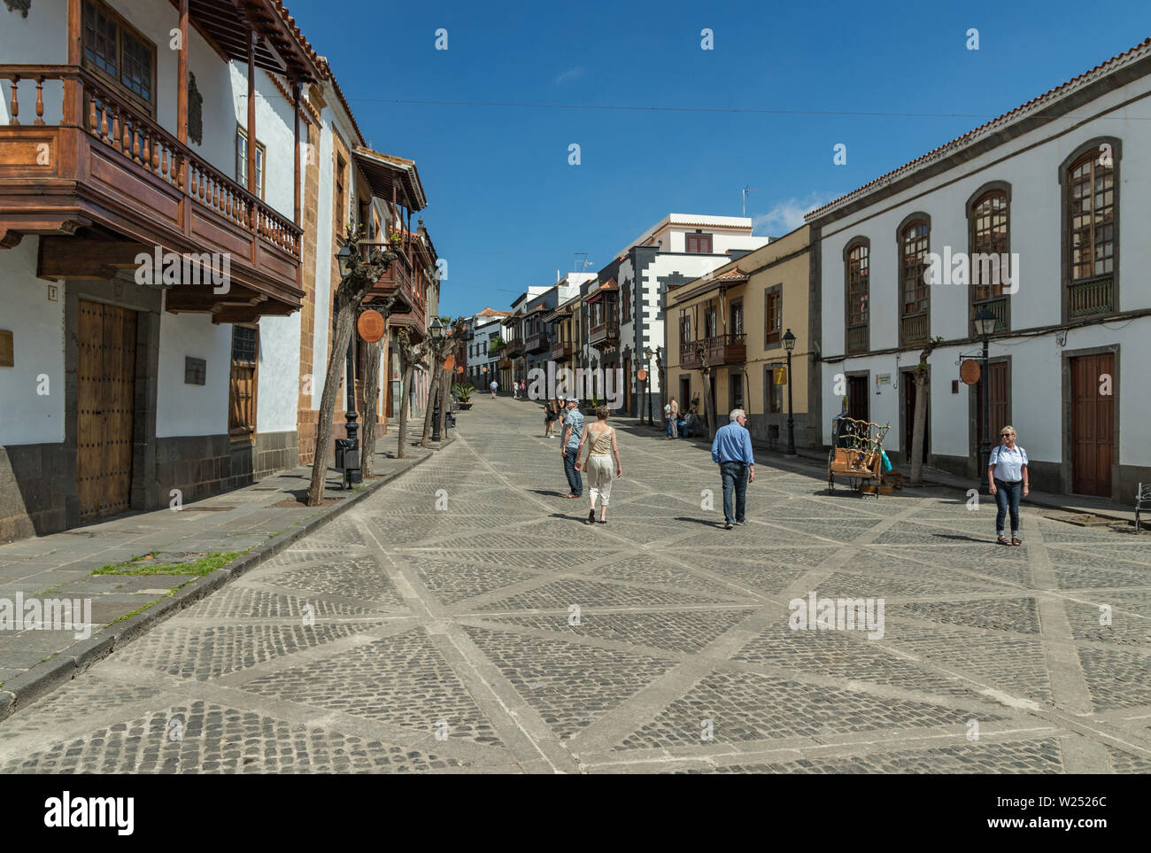 Tero, GRAN CANARIA, Spagna - 08 Marzo 2018: vista molto accogliente street nel centro storico. Vecchie case, minacciosa da tempo , i turisti e i locali a piedi Foto Stock