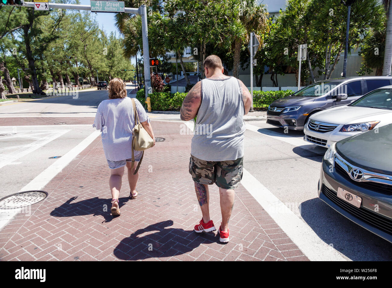 Miami Beach Florida, sovrappeso obese obesità grasso plump pesante stout rotund, grasso, coppia, adulti uomo uomini uomini maschio, donna donna donna donna donna donna donna donna donna donna donna donna, pedestr Foto Stock