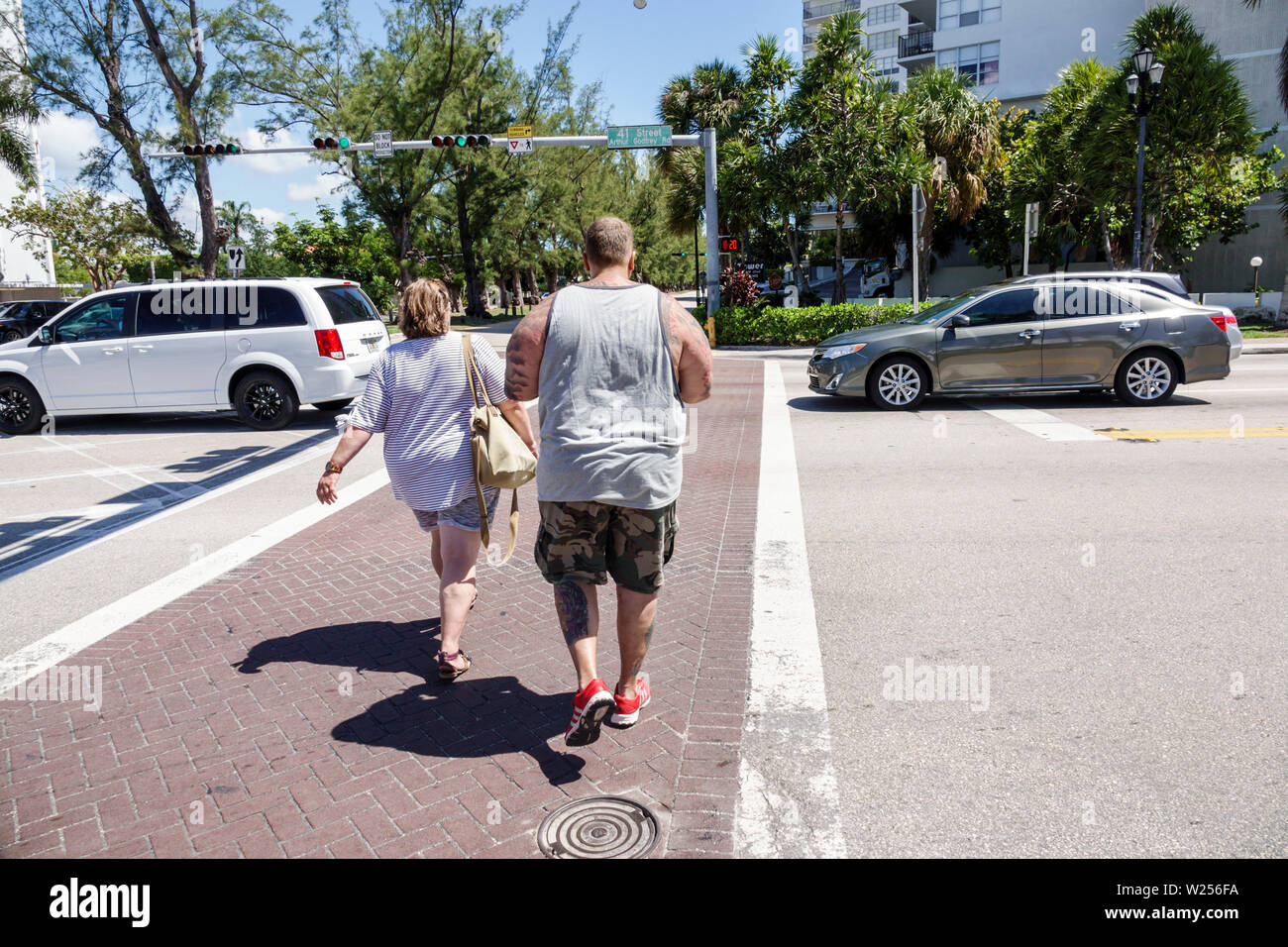 Miami Beach Florida, sovrappeso obese obesità grasso plump pesante stout rotund, grasso, coppia, adulti uomo uomini uomini maschio, donna donna donna donna donna donna donna donna donna donna donna donna, pedestr Foto Stock