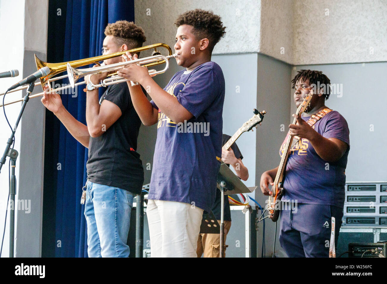 Miami Beach Florida,North Beach Bandshell,palcoscenico,studenti istruzione studenti alunni alunni, adolescenti adolescenti adolescenti adolescenti adolescenti giovani adolescenti adolescenti adolescenti adolescenti adolescenti, Black B. Foto Stock