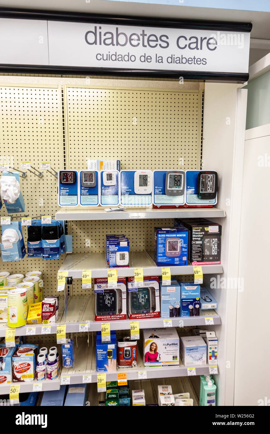 Miami Beach Florida,North Beach,Walgreens Pharmacy,vendita ripiani all'interno,trattamento del diabete,glucometri,segno spagnolo delle lingue inglese,FL190531047 Foto Stock