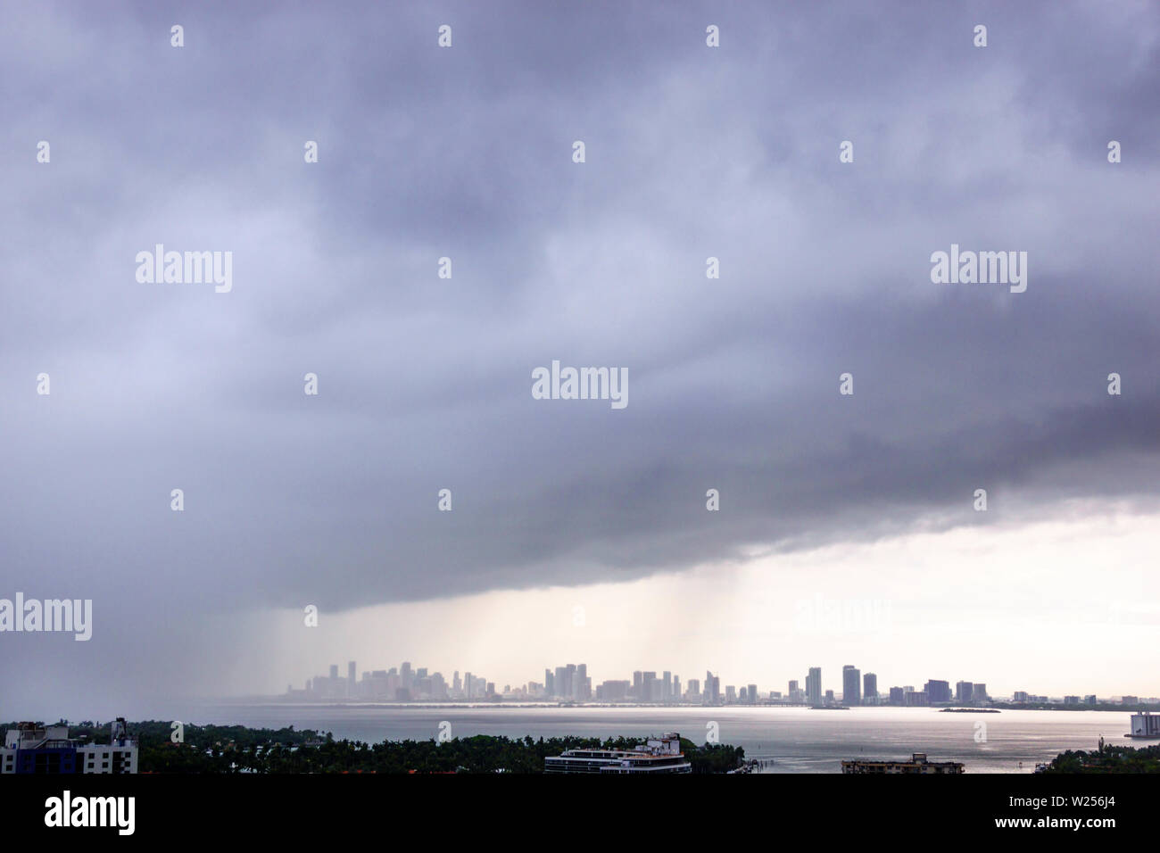 Miami Beach Florida, skyline di Miami, nuvole di tempesta, pioggia, meteo, FL190615034 Foto Stock