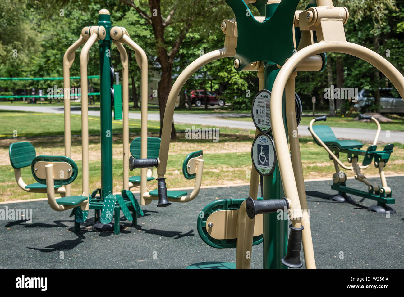 All'aperto Attrezzature per il fitness e campo di pallavolo tra le cabine a Vogel State Park vicino a Blairsville, Georgia tra le Blue Ridge Mountains. (USA) Foto Stock