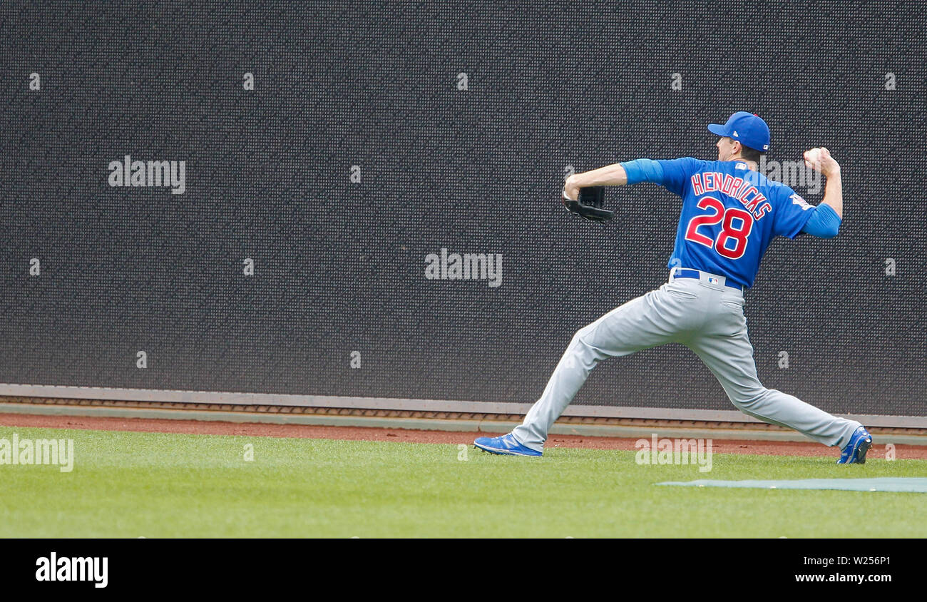 Pittsburgh, Pennsylvania, USA. 4 Luglio, 2019. Chicago Cubs lanciatore Kyle Hendricks (28) si prepara a lanciare una lunga lancia al tratto il suo braccio fuori sulla sua personale ''off giorno'' prima della Major League Baseball gioco tra il Chicago Cubs e Pittsburgh Pirates al PNC Park di Pittsburgh, in Pennsylvania. (Photo credit: Nicholas T. LoVerde/Cal Sport Media) Credito: csm/Alamy Live News Foto Stock