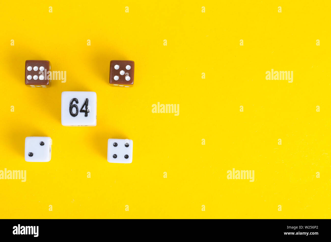 Semplice gioco di cubi, piastrine luminose su sfondo giallo. Casino Gambling concept Foto Stock