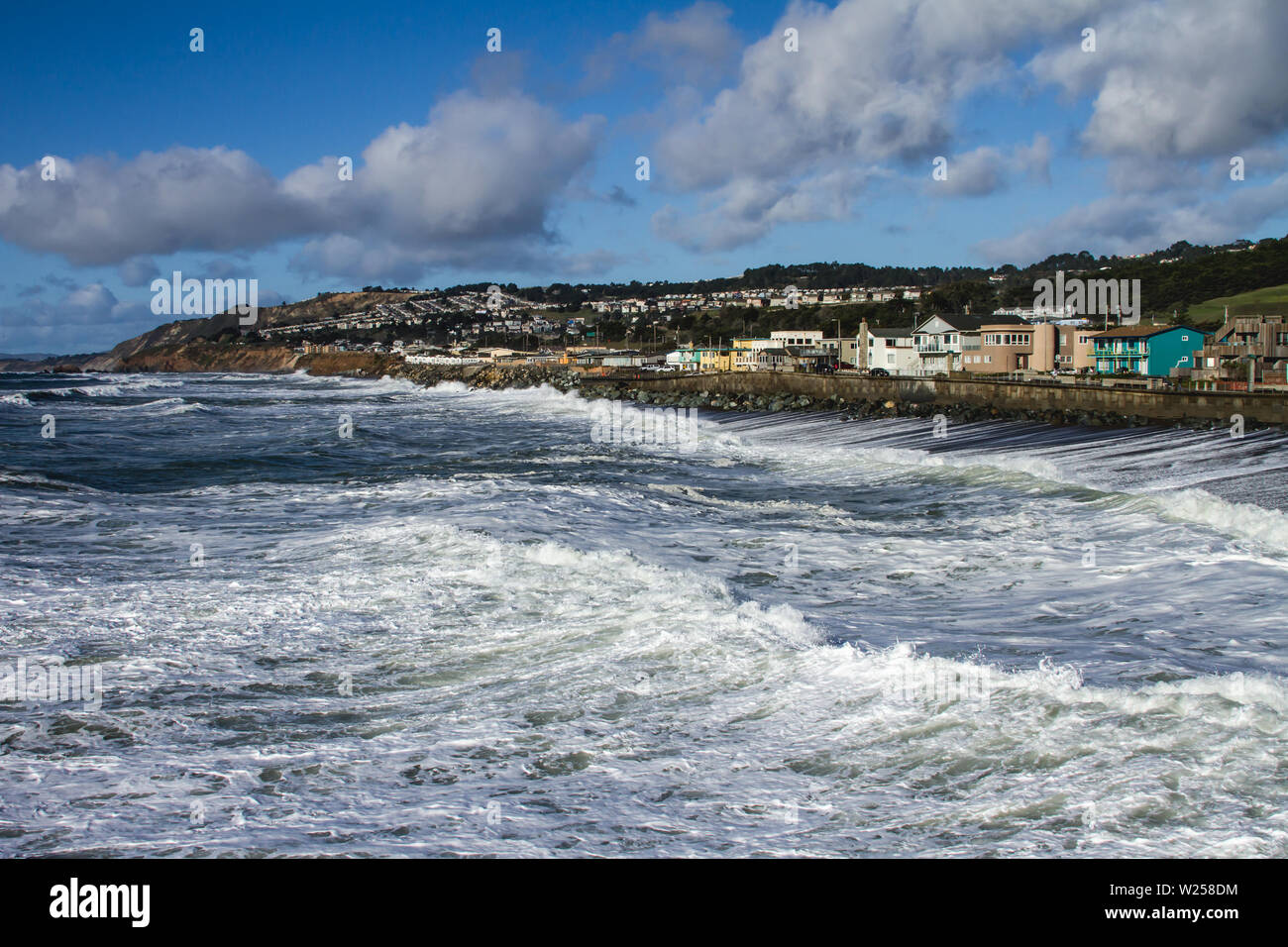 Pacifica della California case costiere la calma prima della tempesta Foto Stock