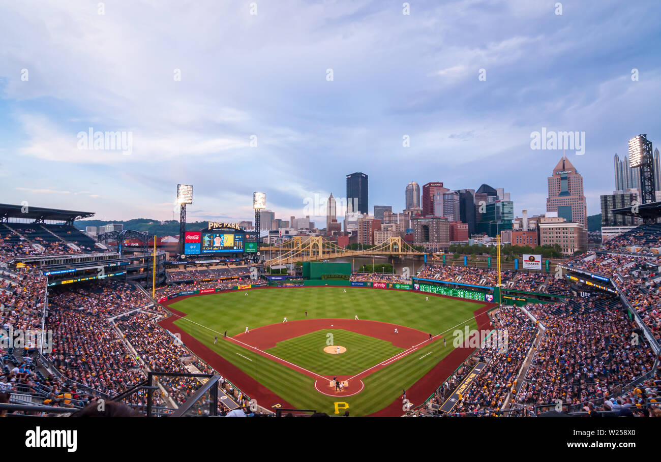 Il PNC Park, casa campo ai pirati giocando il Milwaukee Brewers su una notte estiva Foto Stock
