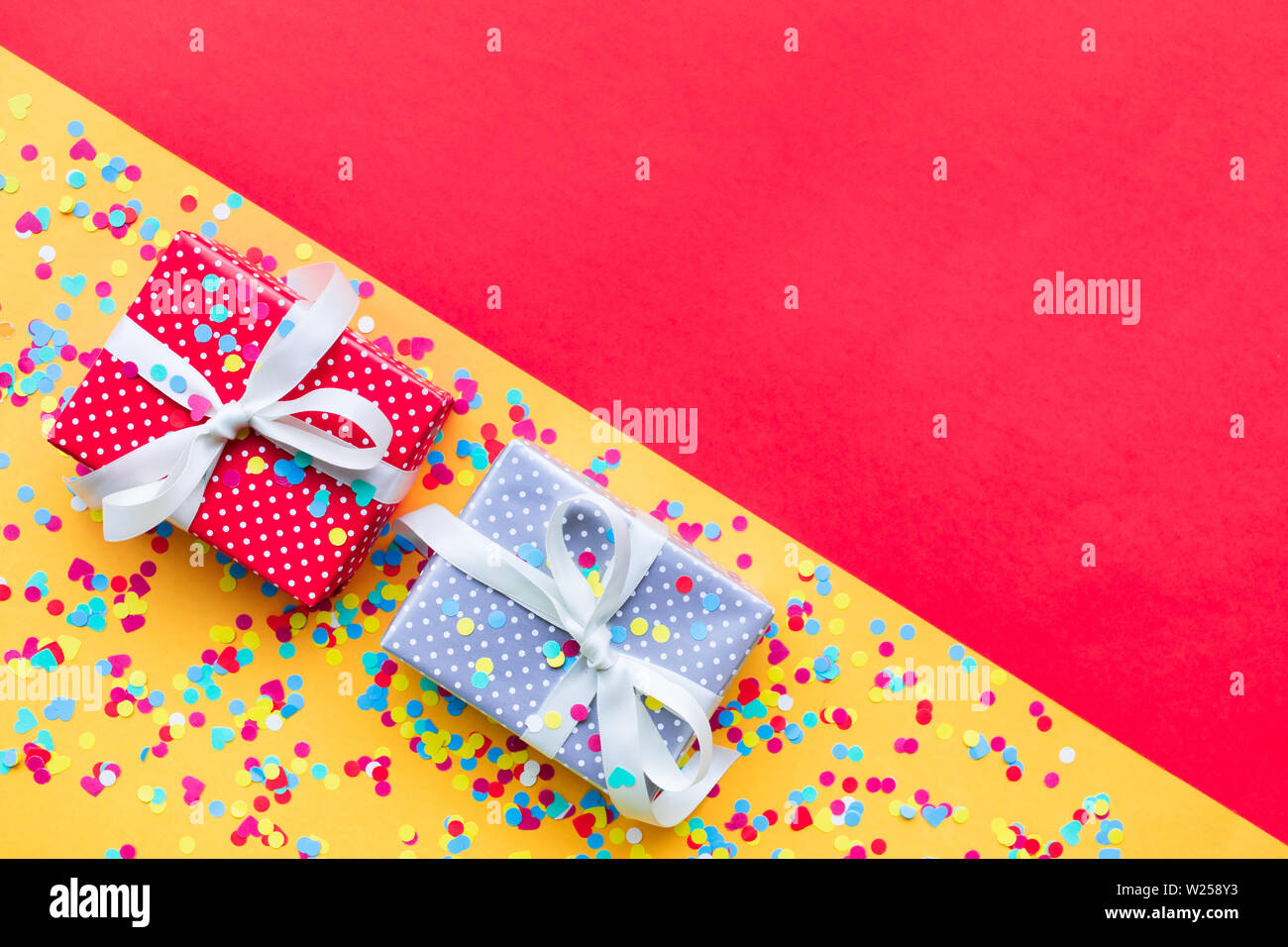 Celebrazione,parte concetti sfondi idee con colorati confezione regalo presente in dot design pattern con i confetti.Flat laici del modello di progettazione Foto Stock
