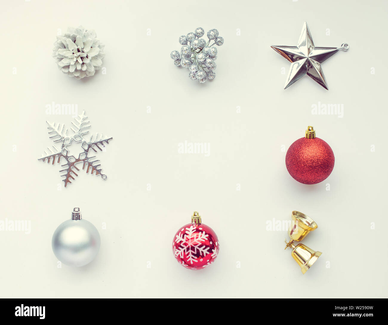 Decorazione per albero di natale su bianco colore di sfondo.Per i concetti di Natale o Capodanno,celebrazione idee. Foto Stock