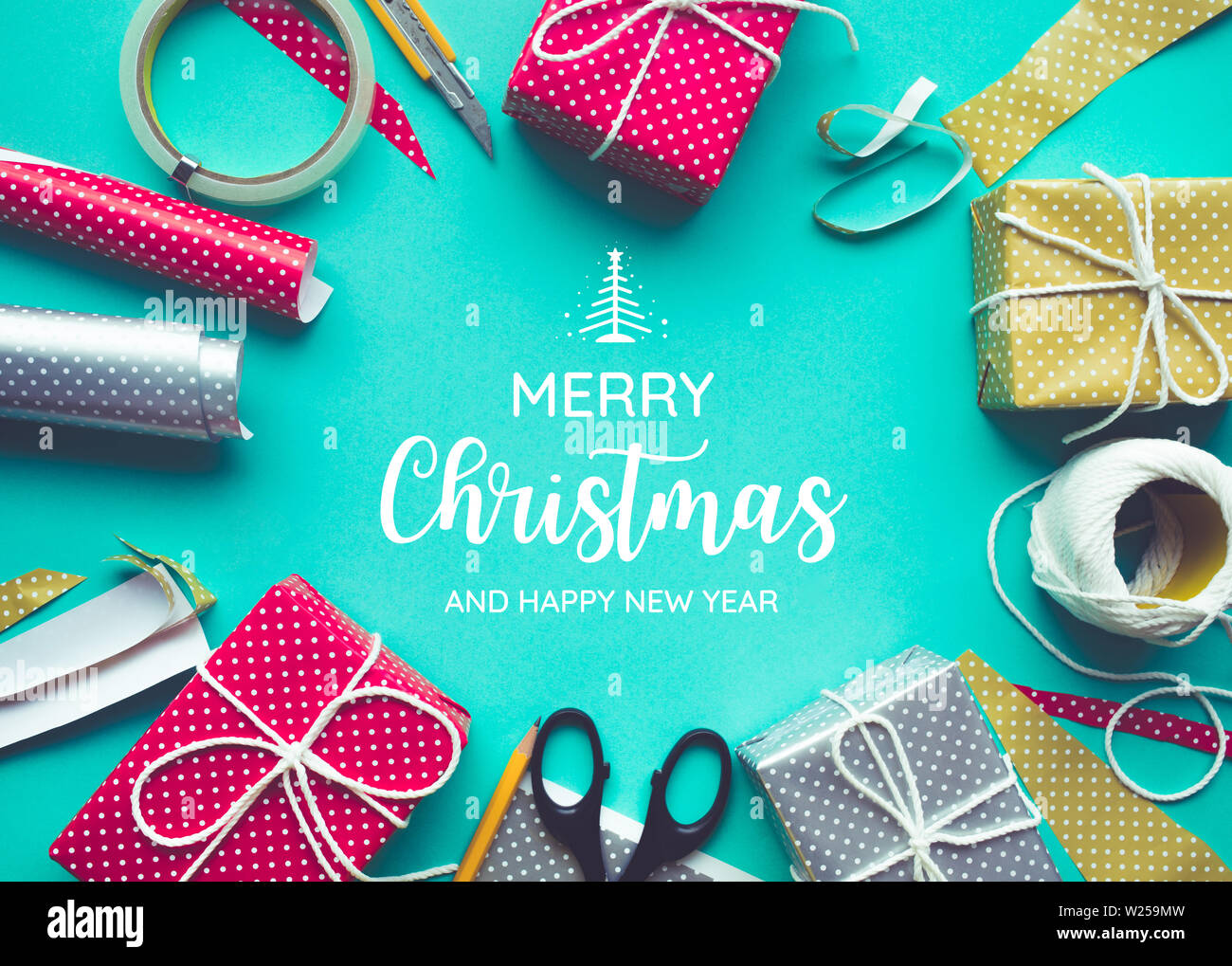 Buon Natale con la decorazione di confezione regalo presente .piatto design dei laici Foto Stock