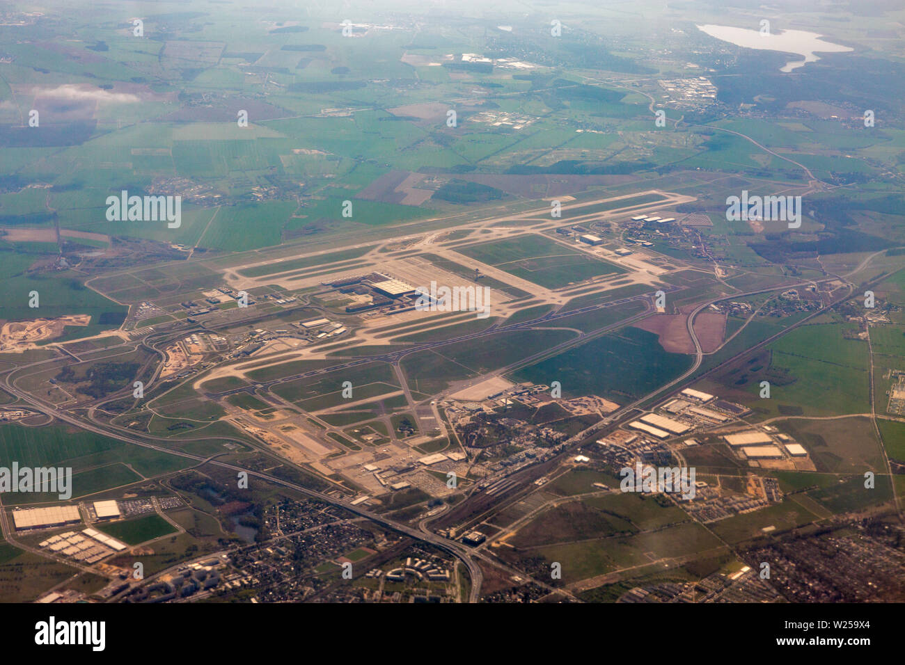 Berlin Brandenburg aeroporto regionale e Rangsdorfer lago vista aerea, Germania. Foto Stock