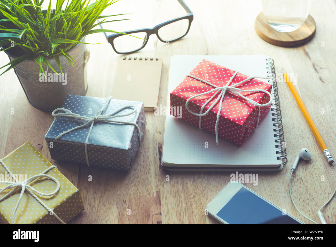 Carino box regalo presenta sul piano di lavoro background.Per Natale,Capodanno,compleanno e la felicità dei concetti di idee Foto Stock