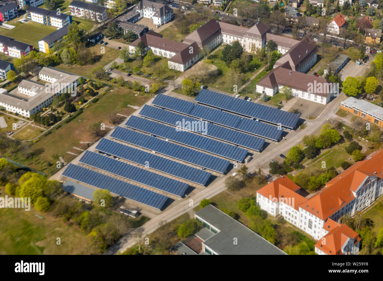Parcheggio auto coperto con pannelli solari nel sobborgo di Berlino, Germania. Vista aerea dal di sopra. Foto Stock