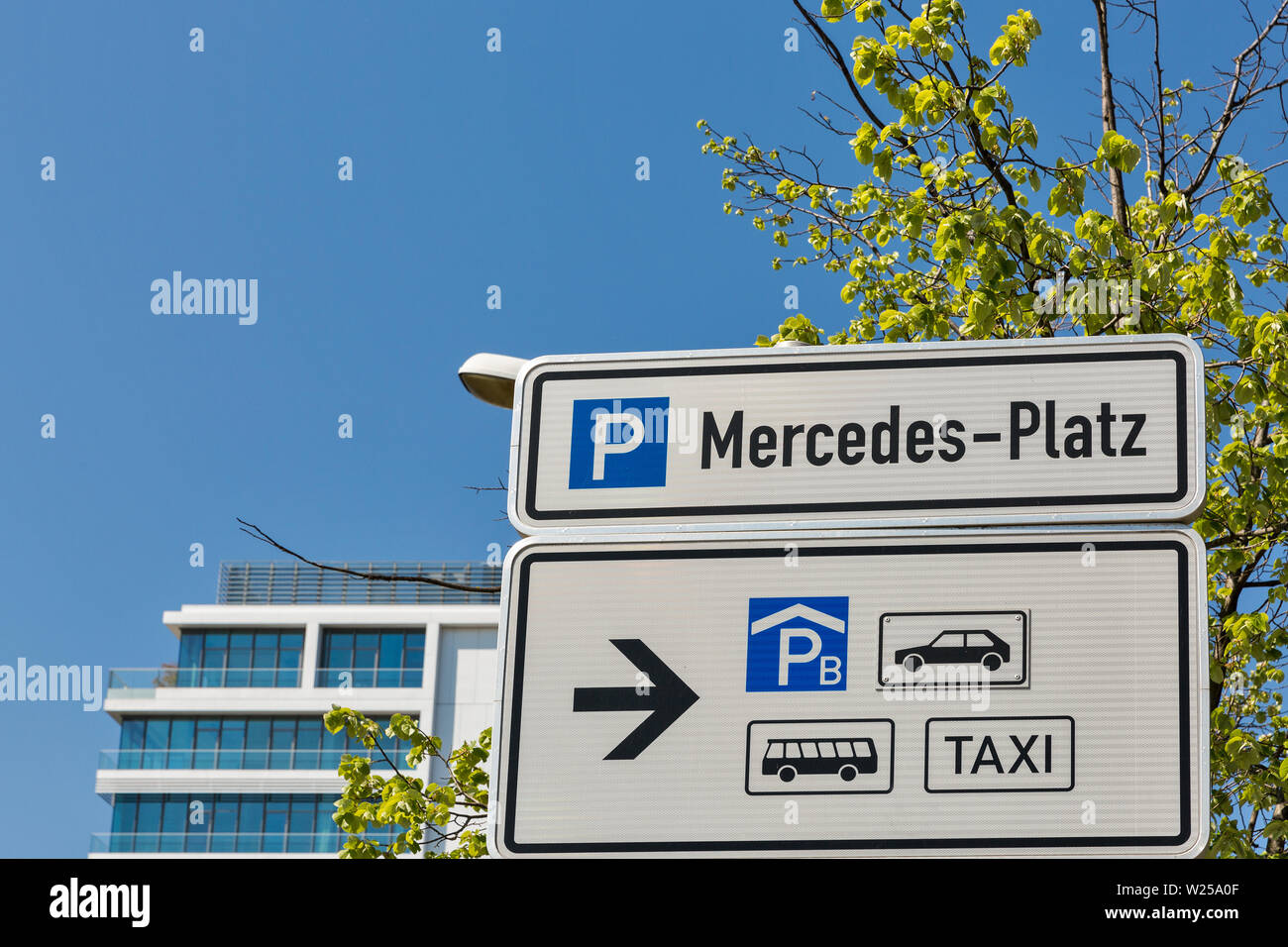 Strada di orientamento per la città di Berlino in Germania. Indica la strada per Mercedes Square parcheggio. Foto Stock