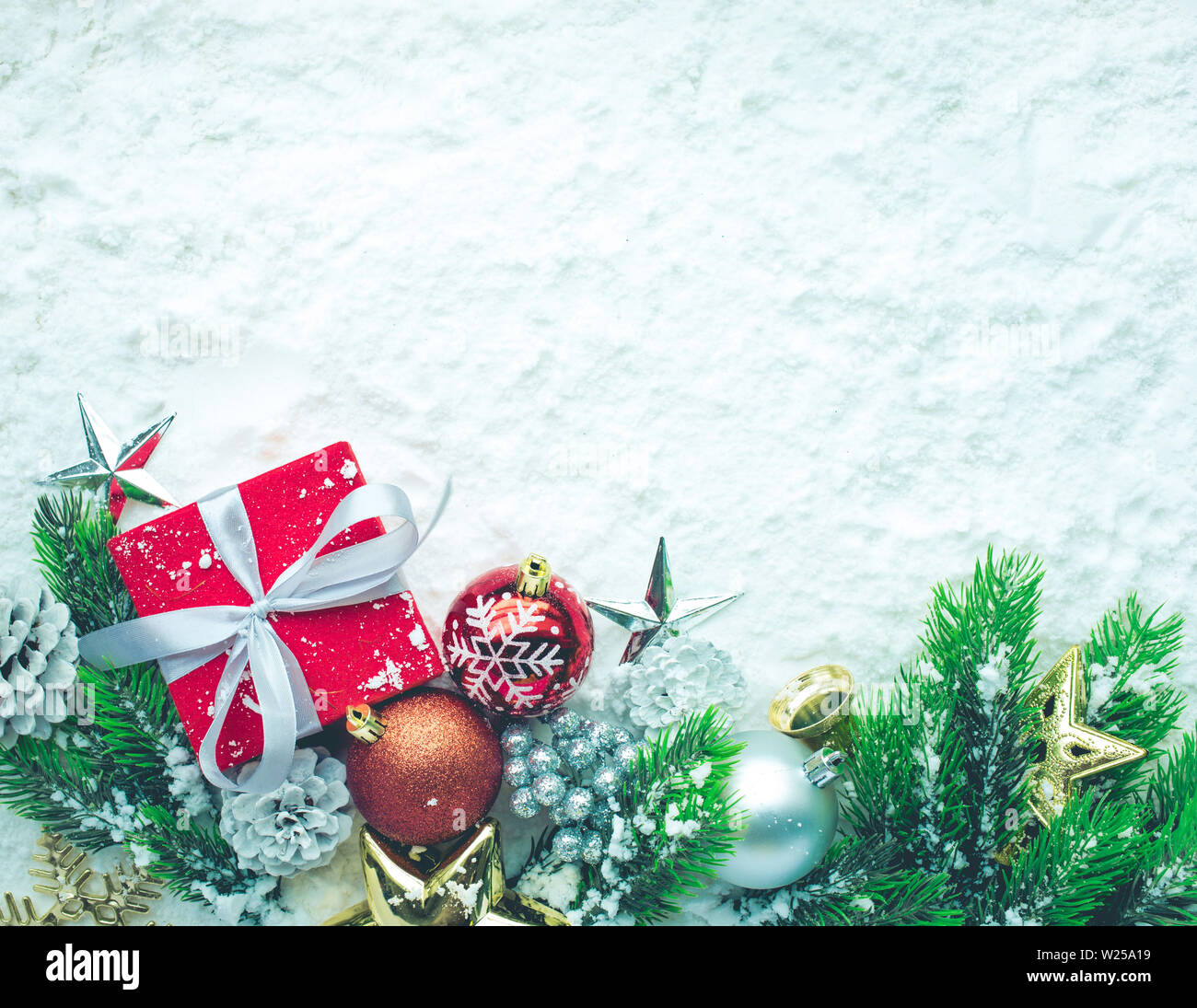 Decorazione per albero di Natale sulla neve sfondo.Per i concetti di Natale o Capodanno,celebrazione idee.vista superiore Foto Stock