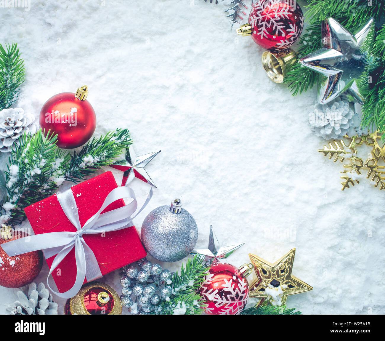 Decorazione per albero di Natale sulla neve sfondo.Per i concetti di Natale o Capodanno,celebrazione idee.vista superiore Foto Stock