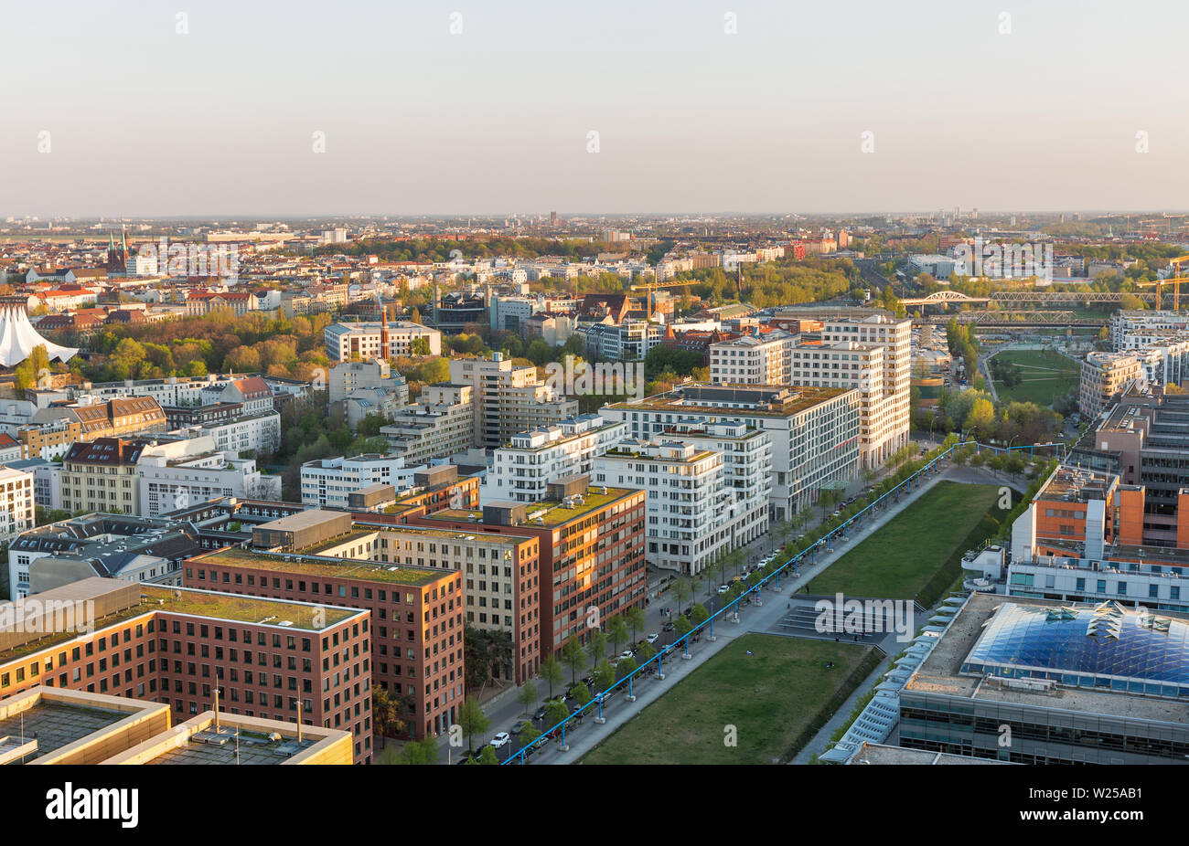 Aerial cityscape con Tilla Durieux Park al tramonto vicino a Potsdamer Platz. Berlino, Germania. Foto Stock