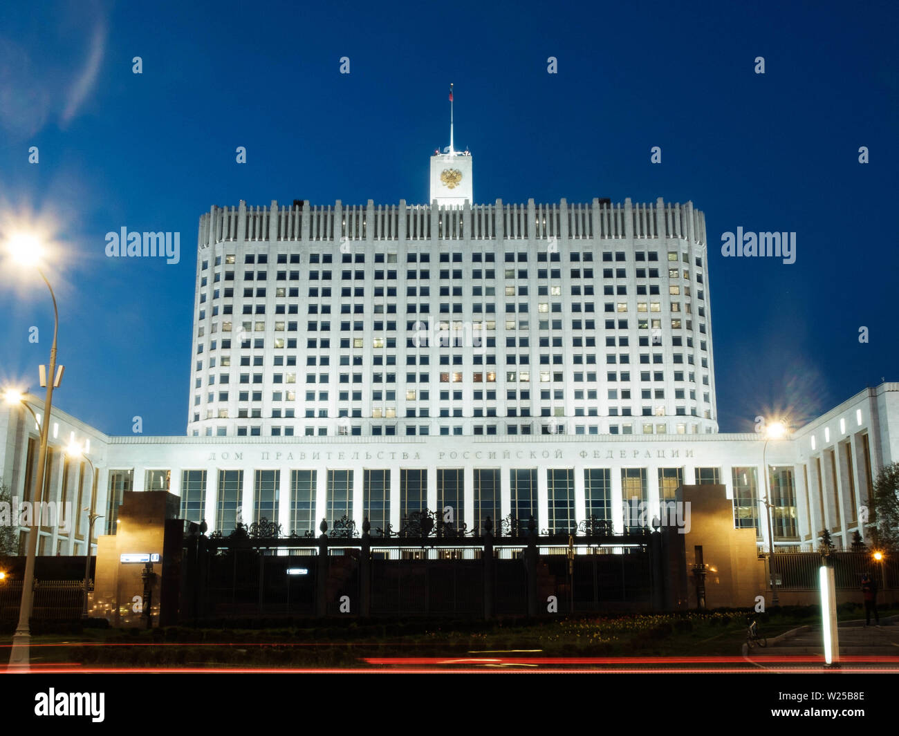 Mosca, Russia - 30 aprile 2019. La facciata della Casa del Governo della Federazione russa in serata. Una lunga esposizione shot Foto Stock