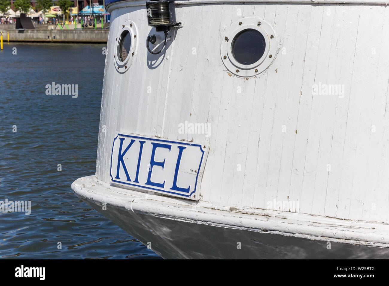 Il nome della città sulla poppa di una nave bianca in Kiel, Germania Foto Stock