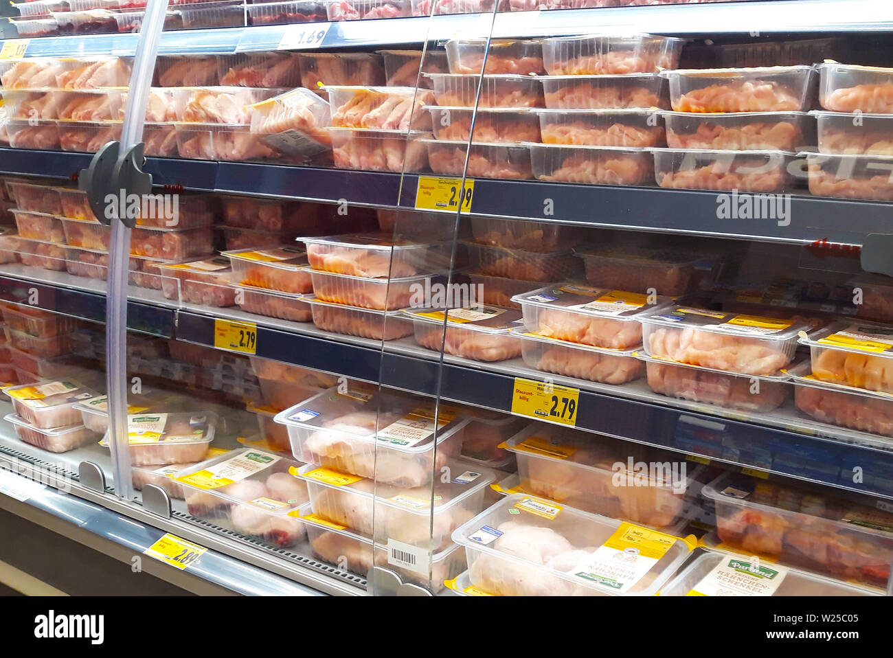 Frigo riempito con carne di pollo in vendita in tedesco supermercato discount Foto Stock