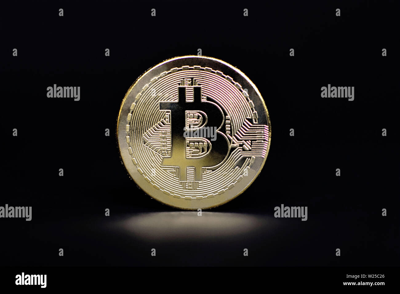 Physical golden Bitcoin rappresentante di monete per moneta virtuale Foto Stock