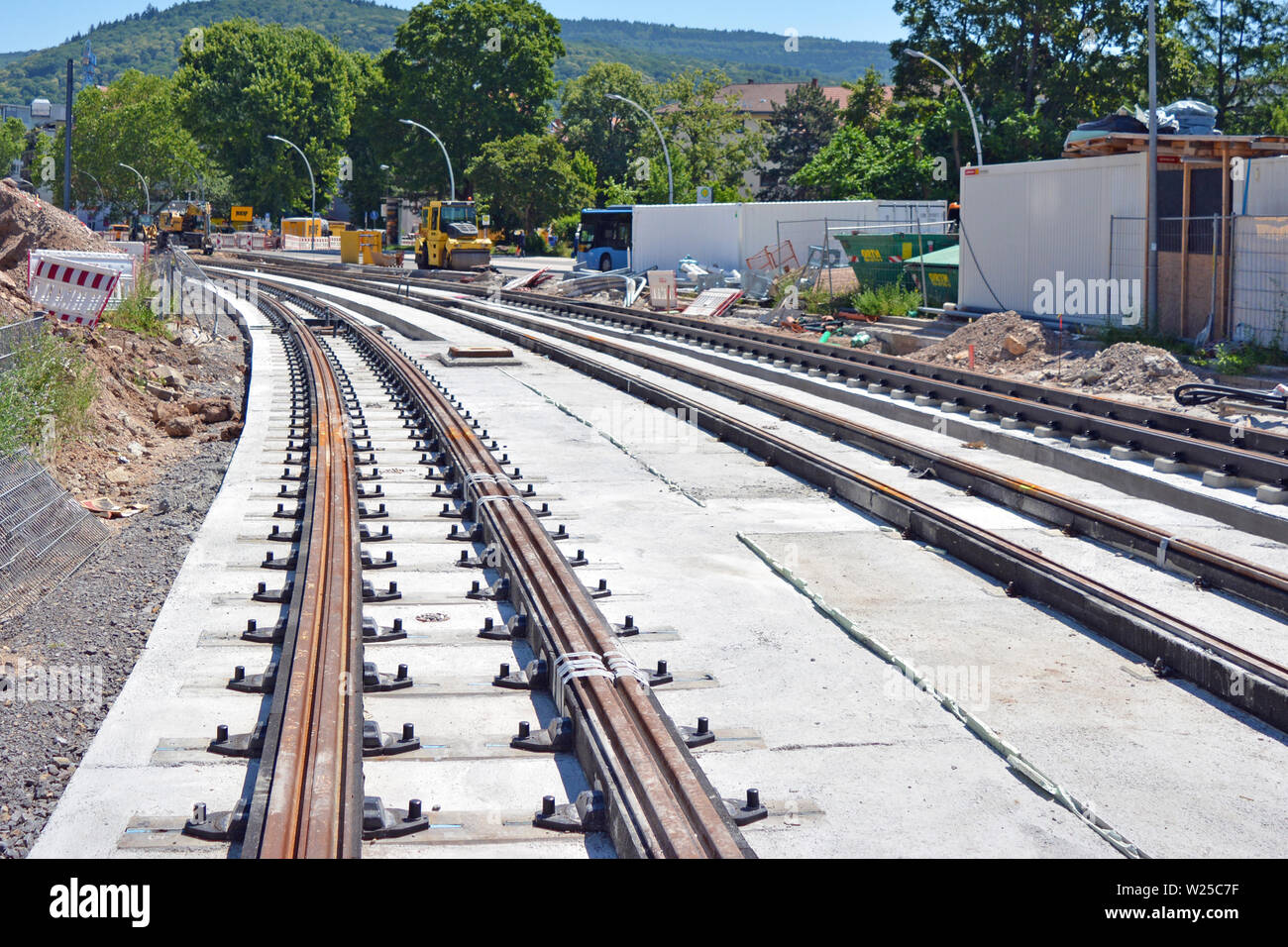 Heidelberg, Germania - Giugno 2019: costruzione sito con via manutenzione per tram le vie a Heidelberg stazione principale Foto Stock