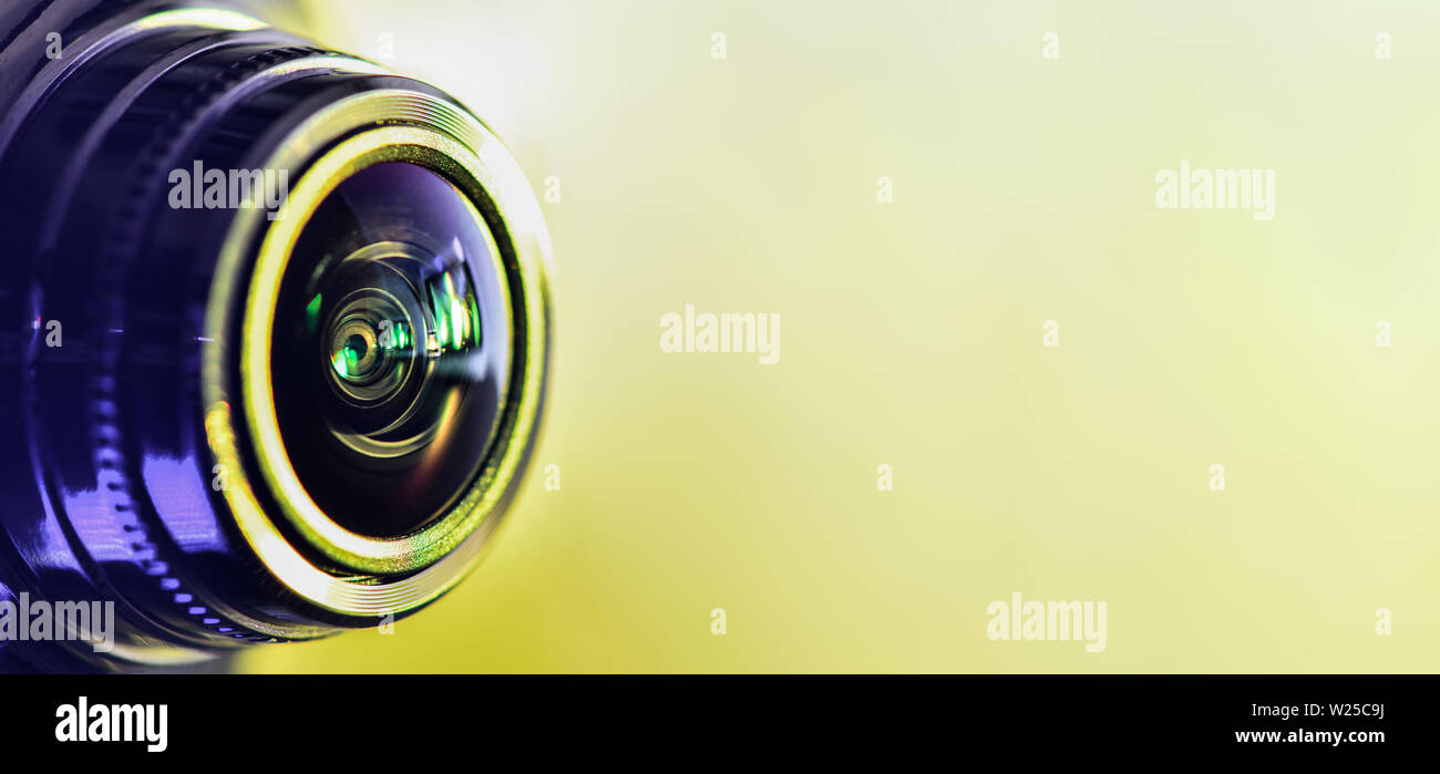 Vista laterale della telecamera con retroilluminazione di colore giallo. Fotografia orizzontale. Banner Foto Stock