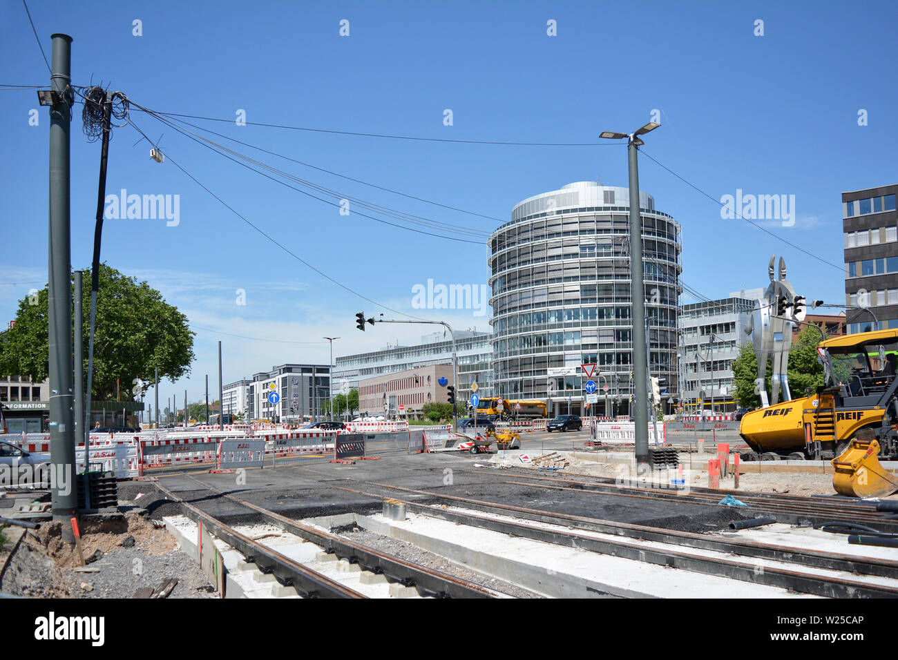 Sito in costruzione con via e della manutenzione stradale per tram le vie di fronte a Heidelberg stazione principale, Germania Foto Stock