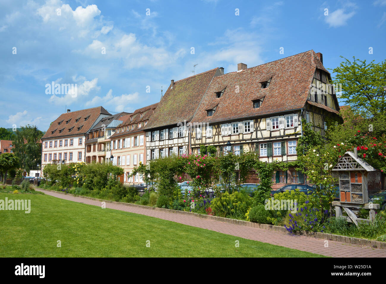 Piccolo parco senza persone con vista sulla bellissima Europeo tradizionale incorniciamento styletimber case nel centro della città di Wissembourg Francia Foto Stock