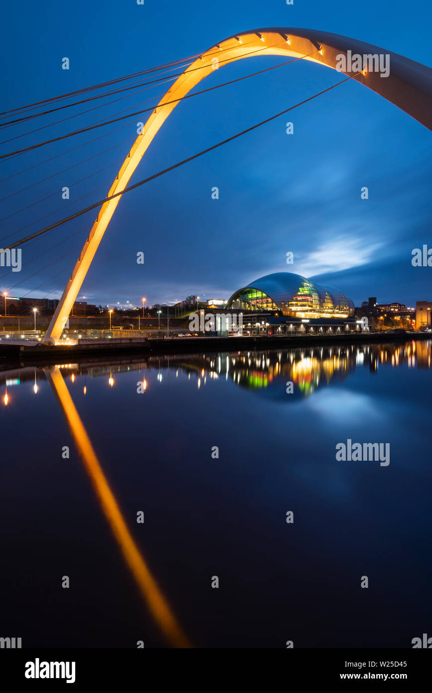Gateshead quayside di notte attraverso l'arco del Millennium Bridge, guardando verso la salvia, Tyne & Wear, Inghilterra Foto Stock