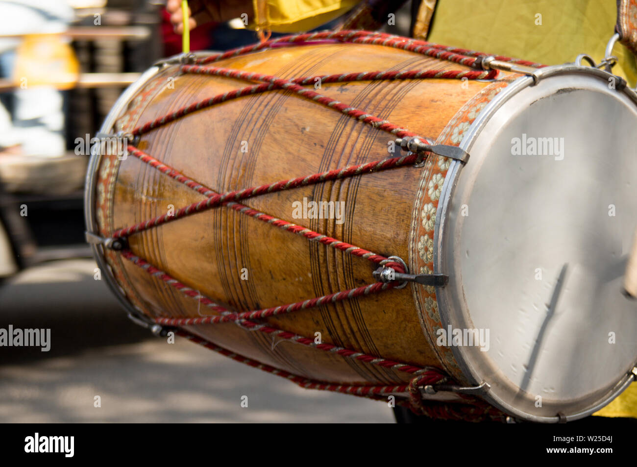 Dhol batterista giocando a questo tradizionale strumento indiano in strada Foto Stock