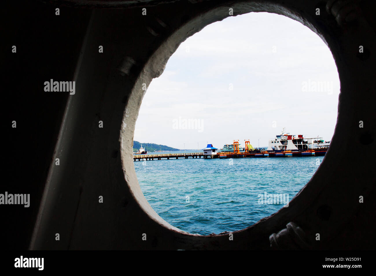 Le navi nel porto di luce del giorno guarda dal buco nero Foto Stock