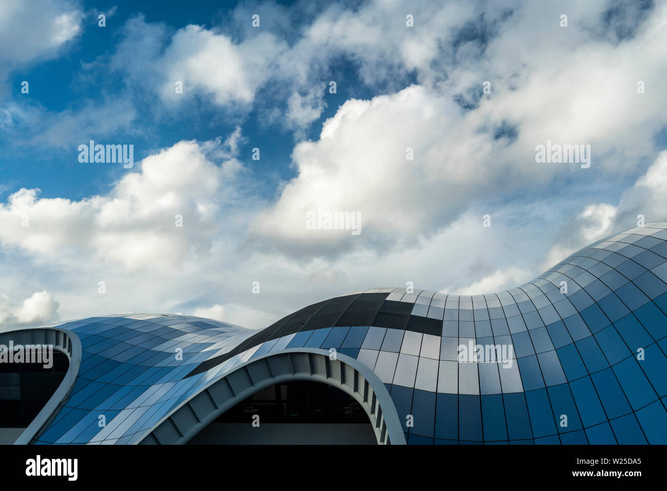 Il tetto in vetro della salvia concert hall che riflette le nuvole in un cielo blu, Gateshead, Tyne and Wear, Inghilterra Foto Stock