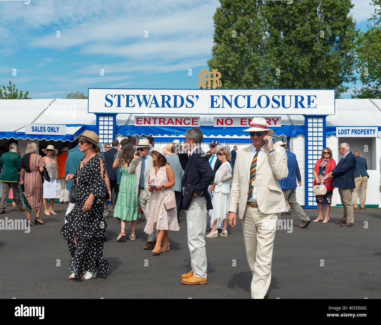 La folla in piedi al di fuori del recinto steward a Henley Royal Regatta, Henley-on-Thames, Berkshire, Inghilterra, Regno Unito Foto Stock