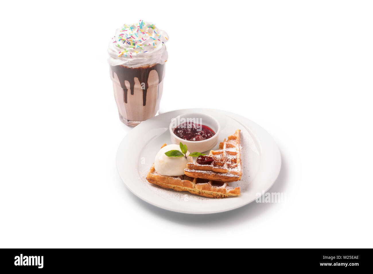 Waffle con cucchiaio di gelato e confettura di fragole su una piastra e cocktail di latte , isolato su sfondo bianco Foto Stock