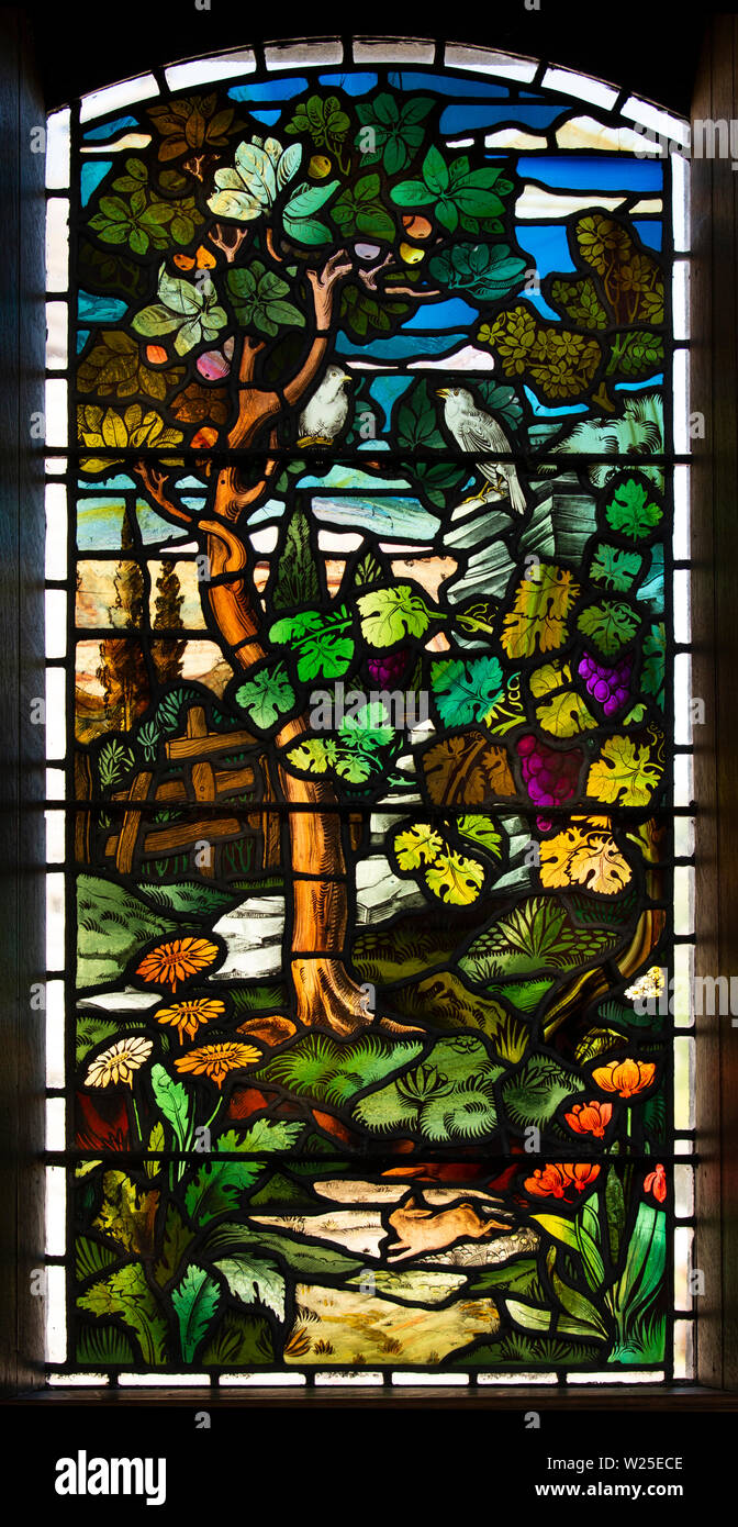 Regno Unito, Cumbria, York, Marthwaite, la chiesa di Saint Gregory finestra, raffiguranti naturalistico scena di bosco Foto Stock