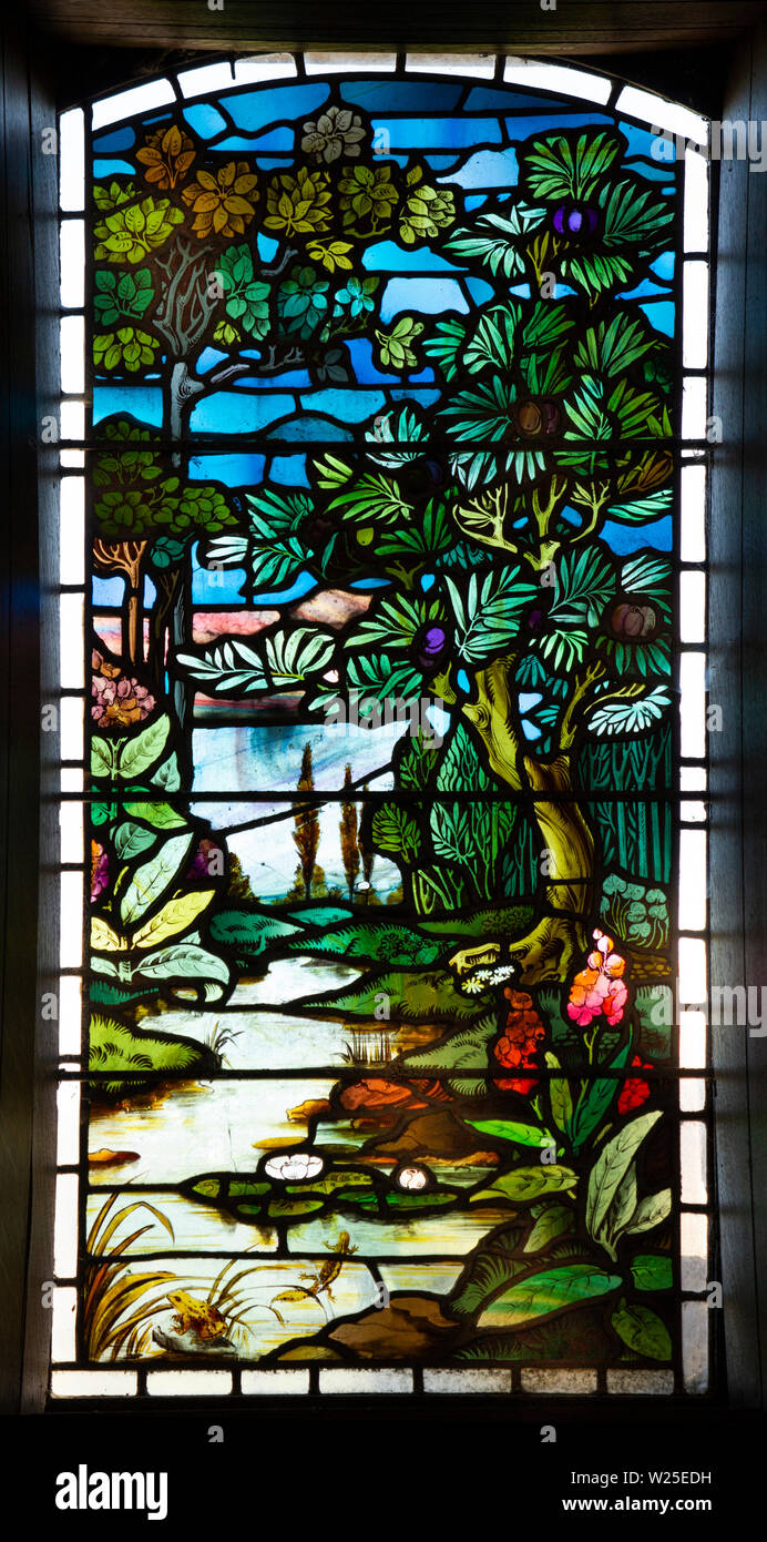 Regno Unito, Cumbria, York, Marthwaite, la chiesa di Saint Gregory finestra, raffiguranti naturale scena riverside Foto Stock