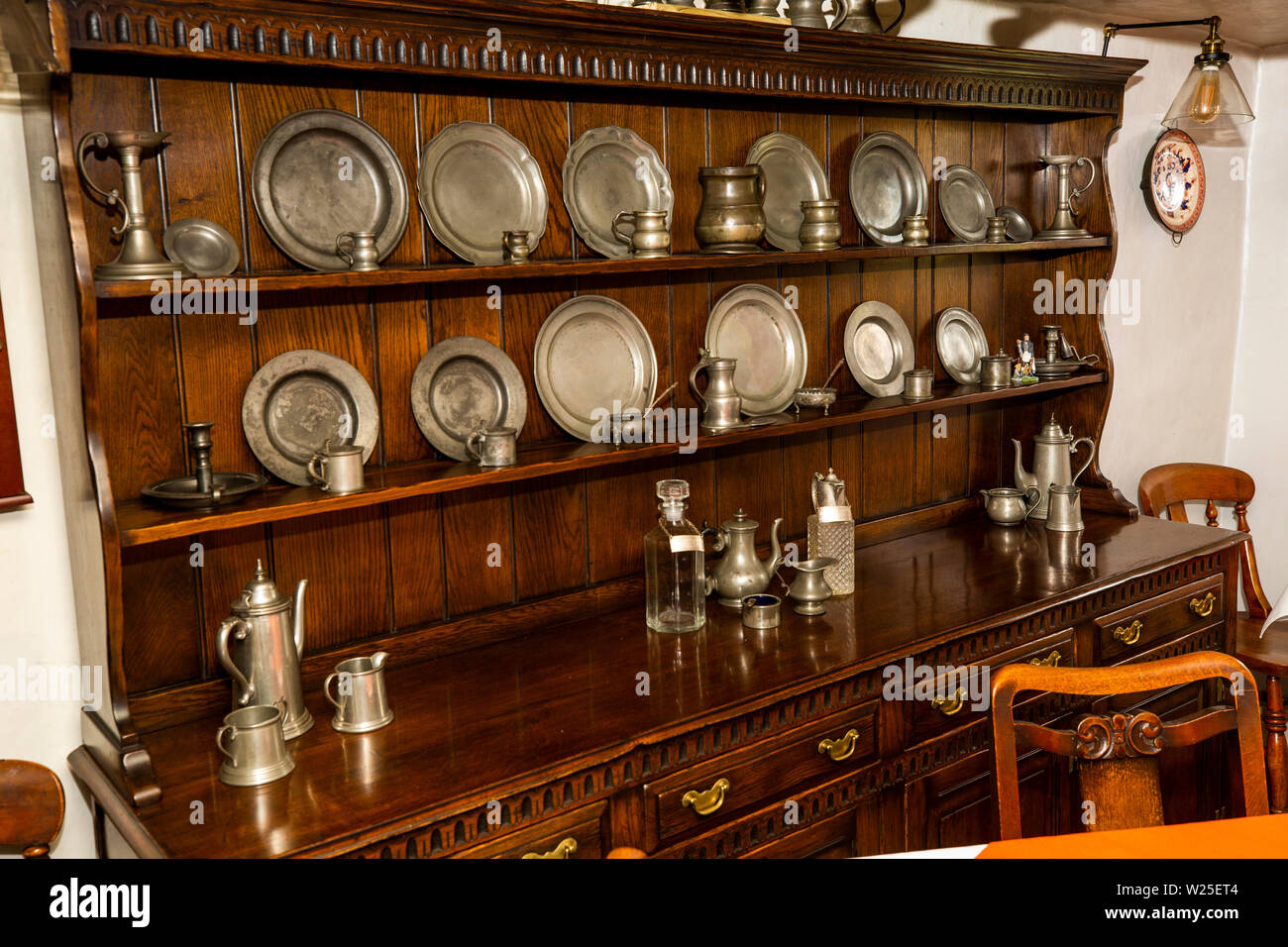 Regno Unito, Cumbria, York, Caultey, Cross Keys, 1732 Temperanza Inn interno, sala da pranzo, peltro piastre sul comò Foto Stock