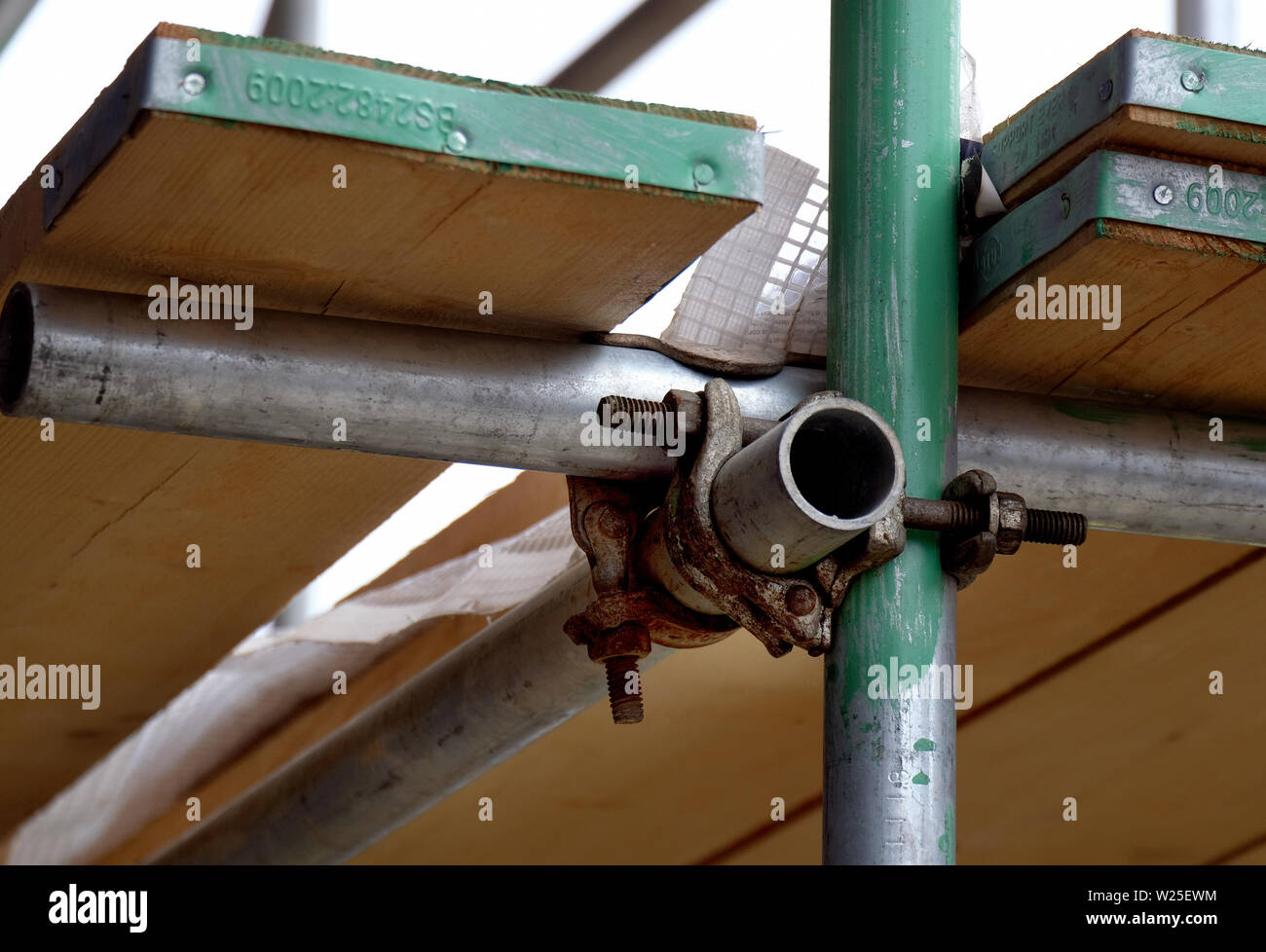 Ponteggio mostra tubi, pannelli e fascette di giunzione. Foto Stock