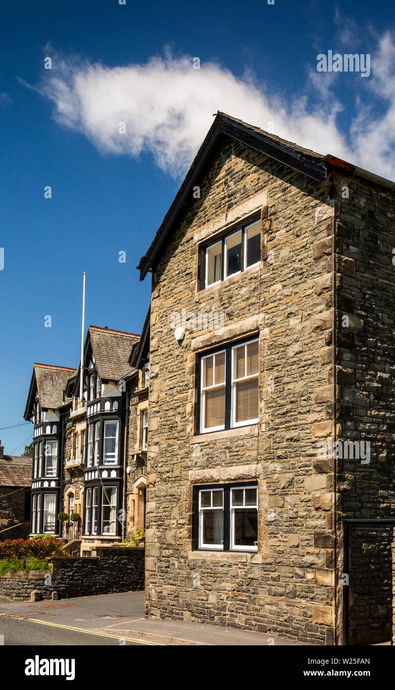 Regno Unito, Cumbria, York, Back Lane, sostanziale in pietra per edifici di fronte York School Library Foto Stock