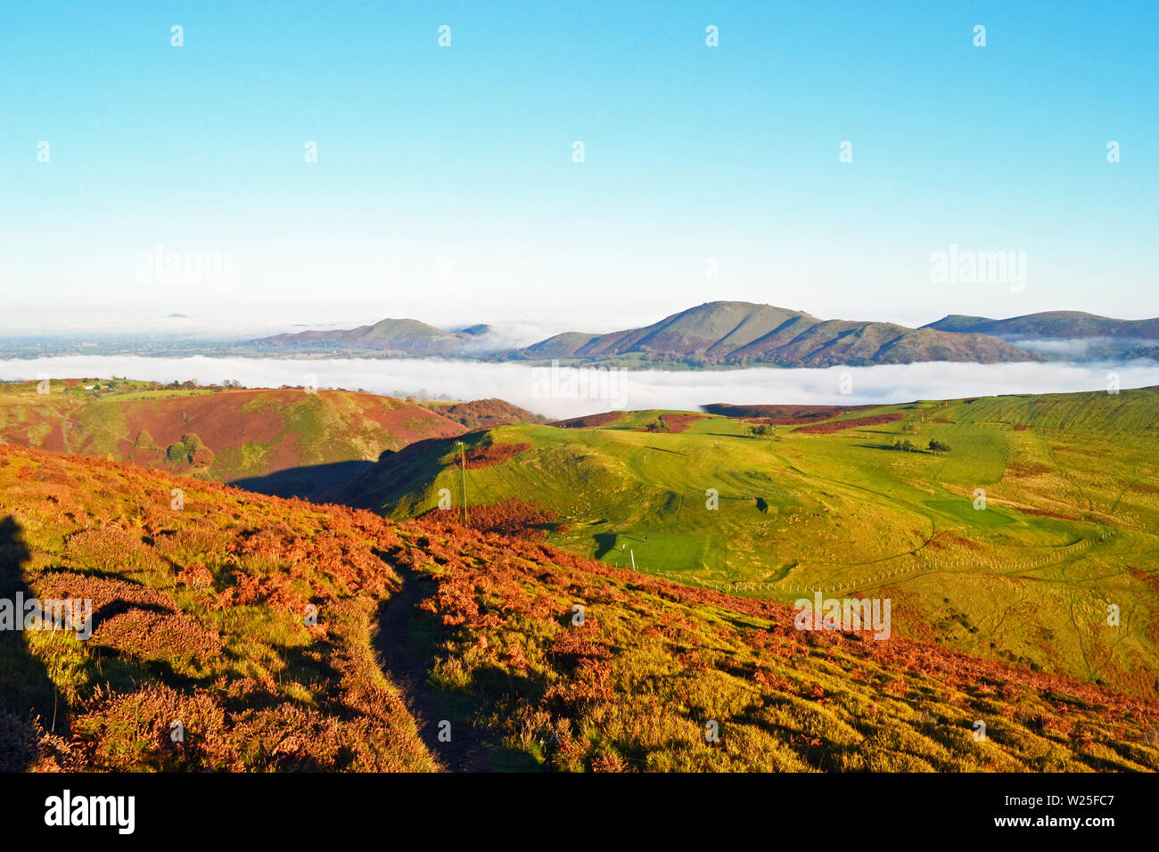 Vista su un campo da golf in Shropshire Hills dalla lunga Mynd, con le nuvole nella valle. Sopra le nuvole. Regno Unito Foto Stock